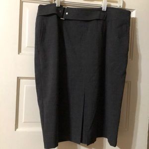 Knee length lined skirt. Polyester blend.